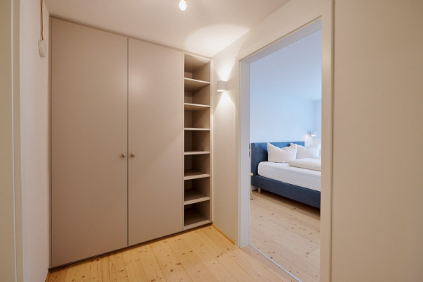 20220706-Starke-Gutshof-Schirgiswalde-Löwenzahn-Flur-Kleiderschrank (Groß).jpg