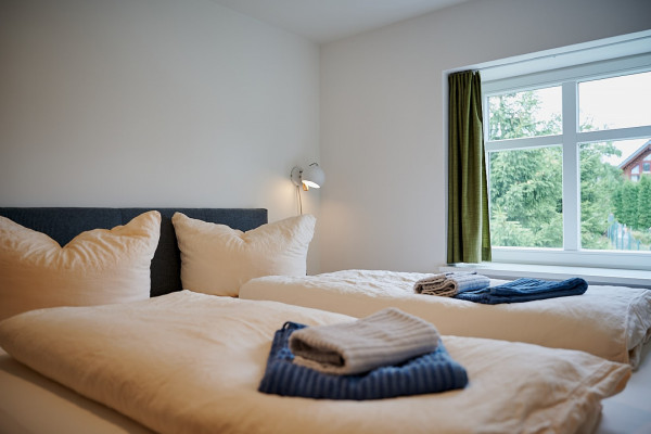 20220706-Starke-Gutshof-Schirgiswalde-Löwenzahn-Schlafzimmer-Doppelbett-Nah (Groß).jpg