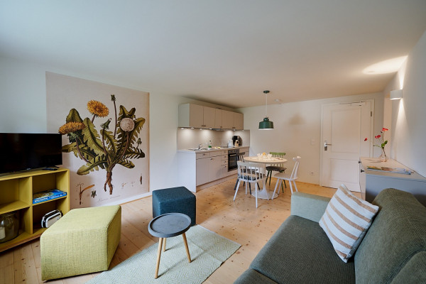 20220706-Starke-Gutshof-Schirgiswalde-Löwenzahn-Wohnbereich-Sofa-BlickzurKüche (Groß).jpg